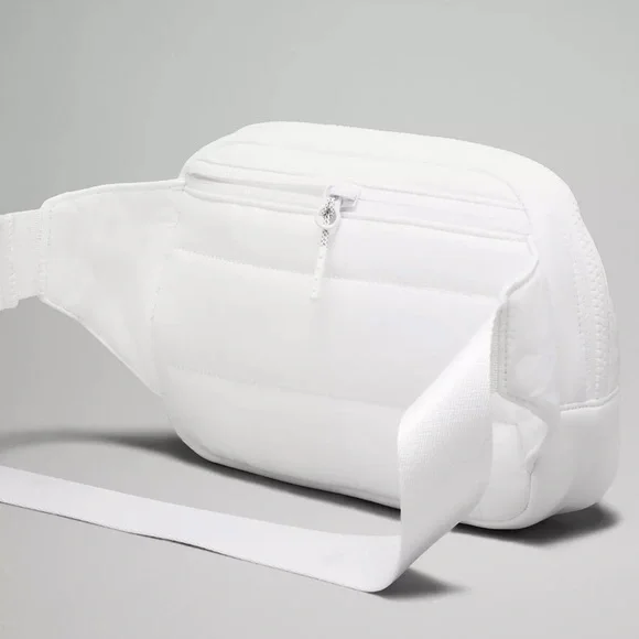 Lululemon Everywhere Belt Bag Large 2L Wunder Puff in White - Picture 3 of 10